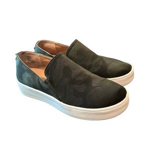 Steve Madden Zayna slip-on shoes in dark green camo, size 8.5
